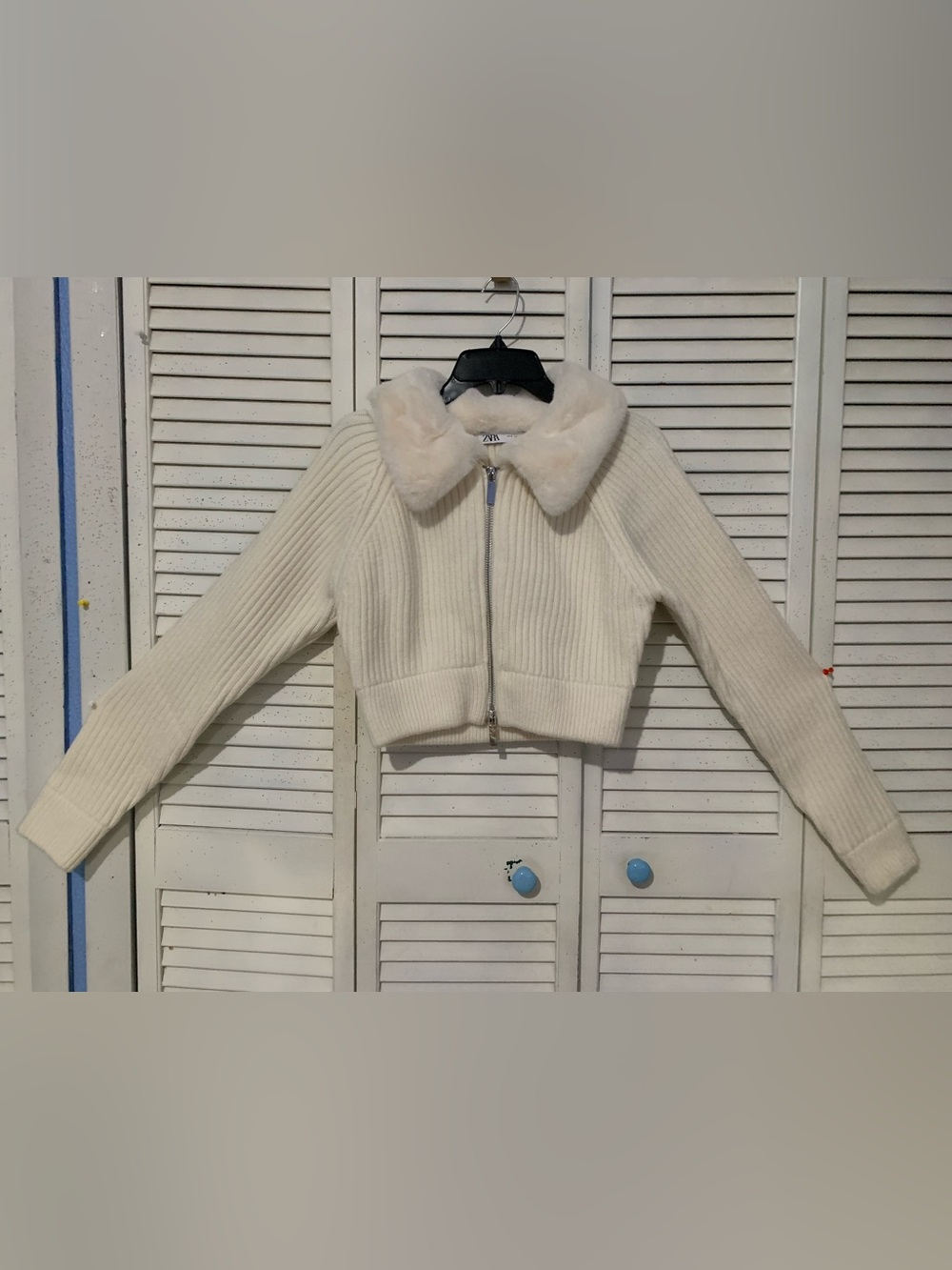 Zara Winter White Cropped Ribbed Sweater With Faux Fur Collar